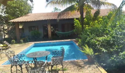 Chácara 1040m2, Área Construída 500m2 Casa 3 Dorms 1 Suíte, Sala 47m2, Cozinha, Sala Jantar, Escritório, Piscina, Área Gourmet c/Churrasqueira, Pomar.