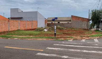 Vende-se terreno de esquina, medindo 242m² , plano e escriturado.  Localizado na esquina da Rua 03 com Rua 11, do bairro Vida Nova Tatuí - Pacaembu, em Tatuí/SP.  No VALOR de R$89.000,00. (Para constr