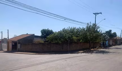 Terreno de esquina, medindo 307 m², localizado no bairro Jardim Santa Rita de Cássia, na rua principal Benedito Nunes esquina com Luiz França Costa. Terreno limpo, pronto para construir. É possível fa