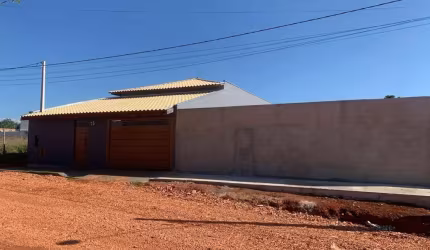 Casa Térrea 220m2 2 Dorms, cozinha americana;  ?? banheiro;  ?? garagem coberta e quintal avarandado com área gourmet, Câmeras de Segurança; Cerca de
