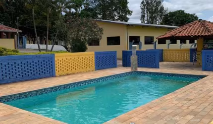 Chácara 60m2 Casa principal com dois dormitórios,, sala de estar, cozinha grande e banheiro. Todos os cômodos possuem ventilador de teto. Casa com var