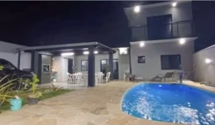 Casa Duplex 130m2 3 Dorms 2 Suítes, Sala Ampla, Cozinha Americana, 2 Vagas Cobertas 4 Descobertas, Churrasqueira, Piscina, Quintal, Portal Eletrônico.