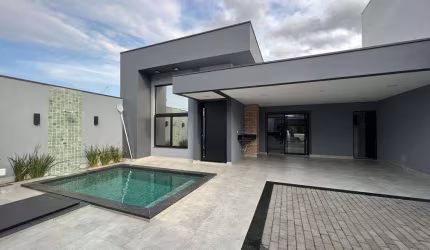 Casa Térrea 153m2 03 quartos 01 suíte, Sala de estar ampla, Sala de jantar, Pé direiro de 4,00m², Cozinha, Área de serviço, WC social, Piscina, Gourme