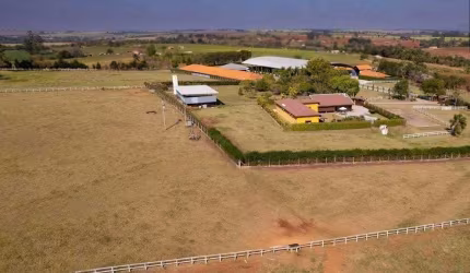 Fazenda 20 Alqueires  Pavilhão com 28 cocheiras  Pista e Rodoanel cobertos 4 baias maiores e Piquetes Casa sede com 4 suítes Casa de caseiro piscina e