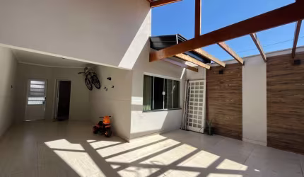 Casa Térrea 214m2 03 dormitórios sendo 01 uma suíte com ar-condicionado, sala e cozinha, área goumert com churrasqueira e psicina, escritório amplo e