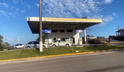Posto Bem localizado 16km de Itapeva Localização de Grande fluxo de veículos de pequeno a grande porte  Rodovia com Asfalto Novo Média de 98 mil litros mês. Poço artesiano novo  Documentação Toda em O