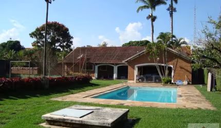 Uma lindíssima chácara com 3 dormitórios, sendo 1 suíte,despensa,lavabo, banheiro social, churrasqueira, quadra poliesportiva, piscina.
