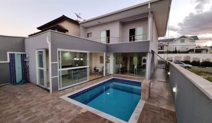 Casa Duplex 216m2 3 Suítes, 3 banheiros, 2 vagas de garagem, Sala Ampla para 2 Ambientes, 2 Lavabos  Cozinha com Armários  Dispensa com Armários