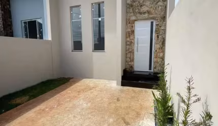 Casa Térrea 70m2 2 Dorms 1 Suíte, Sala, Cozinha Americana c/Balcão de Granito, Banheiros c/Nicho, Quintal, Vaga Descoberta, Frente c/Pedra, Lote 125m2