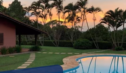 Chácara 14700m2, Área Construída 550m2, Casa Térrea Sede 350m2 4 Dorms 2 Suítes, Lareira, Lavabo, Piscina, Sauna seca, Quadra tennis, Quadra Society