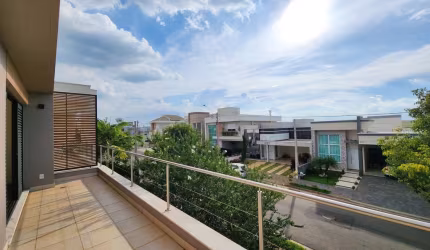 Casa Duplex 180m2 3 Dorms 1 Suíte, piso inferior possuí garagem para 4 veículos sendo 2 cobertas, sala integrada com cozinha e sala de jantar, 2 lavab