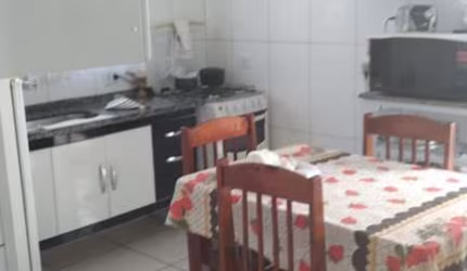 Casa 200m2, 3 Dormitórios, Cozinha Americana com Moveis Planejados, Quintal, 300m2 de Terreno, Ótima Localização