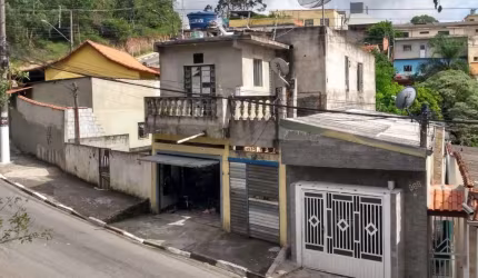 Casa Sobrado 400m2, 6 Dormitórios, 1 Suíte, Cozinha Americana, 2 Vagas de Garagem Cobertas, Varanda, Quintal, Ótima Localização,Terreno 480m2