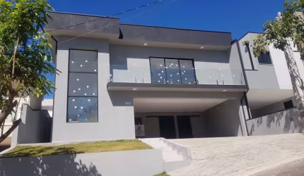 Casa Duplex 223m2 em Condomínio, 3 Dormitórios sendo Uma Suíte, Piscina e Área Gourmet, 4 Banheiros, 4 Vagas de Garagem, Cozinha Americana, Copa