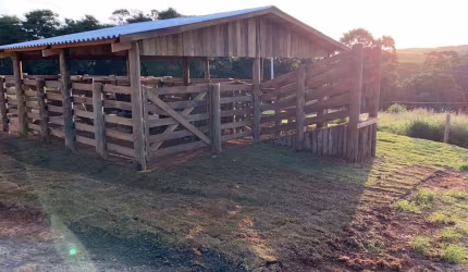 Chácara 4 Alqueires, Rico em Água com Rio, Cachoeira e Tanques de Peixe, 4 Estufas, Mangueira Coberta, Barracão, Casas Sede e Caseiro, Edícula
