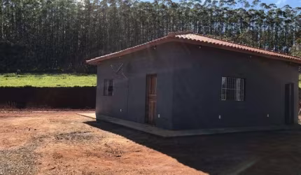 Sítio  92.000 m2 (3,8 Alqueires) proporciona um amplo espaço para explorar e desfrutar de todo o encanto da vida no campo.  Riquíssimo em água, 2 nasc