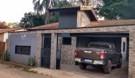 Chácara 300m2, Casa 80m2, 1 Dormitório, 1 Banheiro, 1 Vaga de Garagem, Ótima Localização, Rica em Água com Rio no Fundo, Churrasqueira e Fogão a Lenha