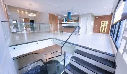 Casa 330m2 no Condomínio Swiss Park, 3 Suítes Sendo Uma Master, Cozinha Americana Planejada, Área Gourmet com Piscina Coberta, Depósito Privativo