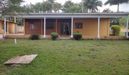 Chácara 2455m2 no Condomínio Santa Mônica, Casa Sede com 200m2, 2 Dormitórios, 2 Suítes, Área Gourmet com Churrasqueira, Piscina, Quintal Amplo