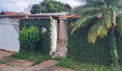 Casa 200m2, 2 Dormitórios, 1 Suíte, Sala, Cozinha, Lavanderia, 1 Vaga de Garagem Coberta, Amplo Quintal, Ótima Localização