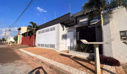 Casa Alto Padrão 180m2, 3 Dormitórios, 3 Suítes, Acabamento em Porcelanato, Cozinha Americana, 4 Vagas de garagem, Área Gourmet e Piscina