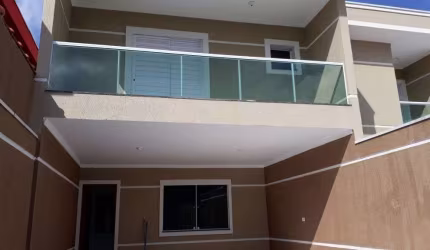 Casa Sobrado Nova 180m2, 4 Dormitórios, 2 Suítes, 4 Vagas de Garagem, Área Gourmet, Varanda, Jardim de Inverno, Ótima Localização