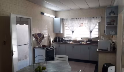 Casa 200m2, 3 Dormitórios, 1 Banheiro, 5 Vagas de Garagem, Moveis Planejados, Edícula com 1 Quarto e 1 Banheiro, Ótima Localização