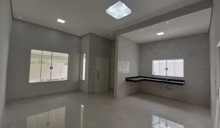 Casa Nova 121m2, 3 Dormitórios, 1 Suíte, Cozinha Americana, Acabamento em Porcelanato, 2 Vagas Cobertas, Quintal, Jardim, Ótima Localização