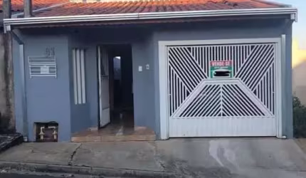 Casa 100m2, 2 Dormitórios, Sala de Estar, Sala de Jantar, Porão, Garagem Coberta Para 1 Veículo, Ótima Localização