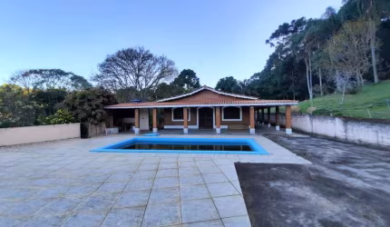 Chácara 48Mil m2, Casa Sede com 200m2, 4 Dormitórios, 1 Suíte, Área de Lazer Com Churrasqueira e Piscina, Capela, Lago, Ótima Localização