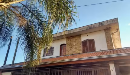 Casa Sobrado 284,50m2, 3 Dormitórios, 1 Suíte, Salão Amplo de 110m2, Despensa, Moveis Planejados na Cozinha, Quintal Amplo, 5 Vagas de Garagem