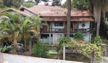 Casa Duplex 300m2, 3 Dormitórios, 5 Salas Sendo Uma Com Lareira, Varanda, Cozinha Planejada, Quintal com Playground, Área Gourmet com Churrasqueira