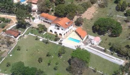 Chácara 1,5 Alqueires, Casa Sede com 6 Dormitórios, 5 Suítes Sendo 1 Suíte Master, Sala Com Lareira, Cozinha Planejada, Área de Lazer Completa, Curral