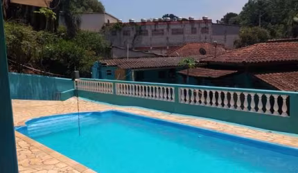 Chácara 1375m2, Rica em Água com Lago, Casa Sede com 3 Dormitórios, 1 Suíte c/ Closet, Segunda Casa com 1 Dormitório, Área de Lazer com Piscina