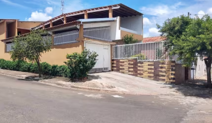 Casa Sobrado 200m2, 4 Dormitórios, 2 Suítes, 3 Vagas de Garagem, Área Gourmet com Churrasqueira, Varanda Ampla, Quintal, Cozinha Americana