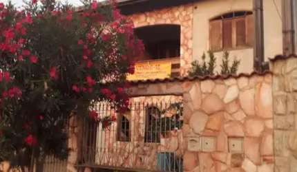 Sobrado 200m2 3 Dorms 1 Suíte,Sala,Cozinha 2 Banheiros,2 Vagas Descobertas e 2 Cobertas,Churrasqueira e Casa Fundos 3 Dorms 1 Banheiro