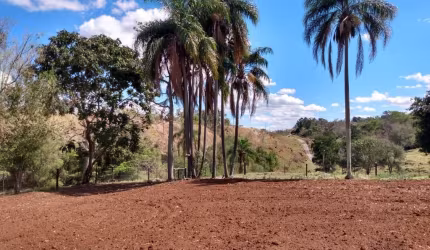 Chácara 1,7 Alqueires, Casa Sede 70m2, 3 Dormitórios, Barracão, Churrasqueira, Forno a Lenha, Ótima Localização