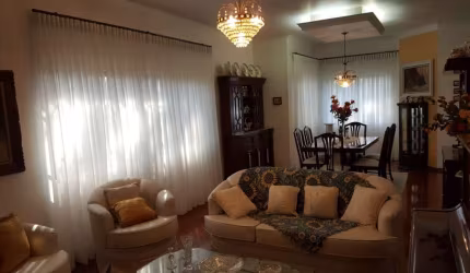 Casa Duplex 450m2, 4 Dormitórios, 4 Suítes, 1 Suíte c/ Closet, 10 Vagas de Garagem, Amplo Quintal, Jardim, Churrasqueira, Terreno de 750m2