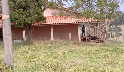 Sítio com 16 Alqueires  bom de água , ? cede com 3 Quartos toda avarandada  falta acabamento fino....   casa de caseiro cocheira embarcador Bret,  ótimas benfeitorias... Sítio com terra fértil mista..
