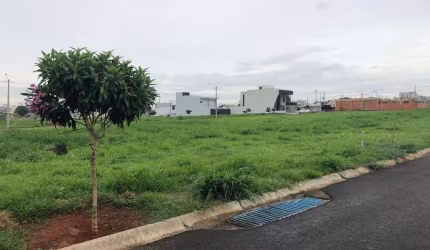 Lote de 250 metros próximo a área de Lazer ( Sol da Manhã). Condomínio conta com estrutura completa único na cidade com Piscina. Academia Climatizada.