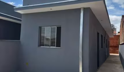 Casa à venda em Tatuí-SP, Jardim Santa Rita de Cássia: 2 quartos, 1 sala, 1 banheiro, 2 vagas de garagem!