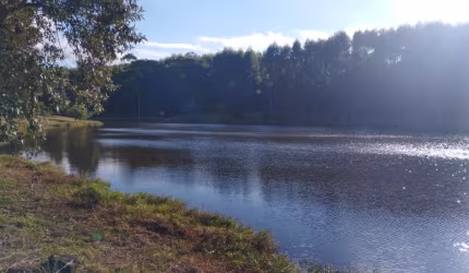Um lindo sítio  de 32 alqueires em pilar do Sul ,+ou _ a 10 km da cidade e a 4 km do asfalto,  com uma área 15 alqueires  em eucaliptos, 10 alqueires em agricultura  , 7 alqueires de preservação ambie