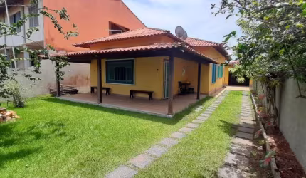 Excelente casa em São Pedro da Aldeia/  RJ ( Região dos Lagos) a 200 metros da lagoa. Casa linear com 03 quartos, sendo 1 suíte, ampla sala, varanda, 02 banheiros, área de serviço e garagem para 4 car