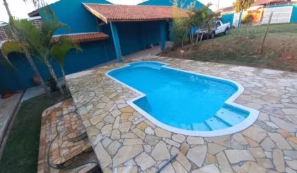 CASA A VENDA EM JAGUARIUNA EM CONDOMINIO ? 2 quartos sendo 2 suítes; ? Sala Ampla; ? Piscina; ? 191 m² de área construída; ? 1179 m² de terreno; ? Em condomínio Esta encantadora propriedade oferece um