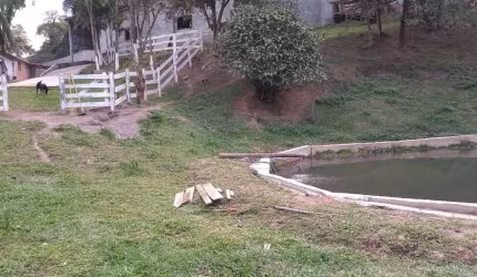 Chácara à venda em São Paulo-SP, Parque Maria Fernandes! 4 quartos, 3 salas, 2 banheiros, 5 vagas de garagem, 250 m². Aproveite!