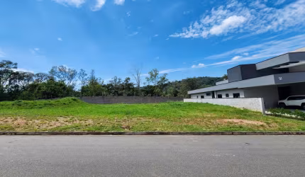 Terreno de 690,63m² em condomínio de alto padrão no Jardim Portugal, Valinhos-SP - À venda!