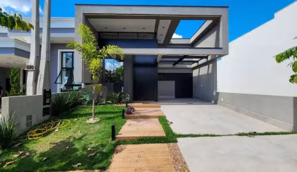 Casa em Condomínio de Luxo na Vila Monte Alegre - Paulínia-SP: 3 quartos, 2 suítes, 2 salas, 3 banheiros, 4 vagas, 140m². Venha conferir!