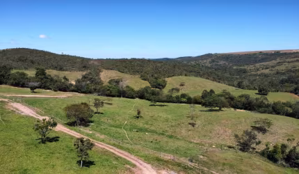 Fazenda à venda em Luziânia-GO: 5 quartos, 2 suítes, 3 salas, 3 banheiros, 5 vagas, 677.600m²!