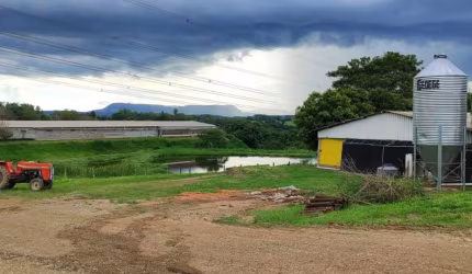 EXCELENTE GRANJA DE FRANGOS EM PORANGABA-SP ??   - Área Total 12 Alqueires ou 29,04 Hectares - 2 Poços Artesanais C/90m e 345m, 8 Reservatório D'água 210.000L, 3 Açudes Naturais - BENFEITORIAS: 4 Casa