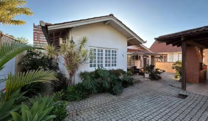 Casa para Venda em Joinville, Anita Garibaldi, 3 dormitórios, 1 suíte, 2 banheiros, 3 vagas